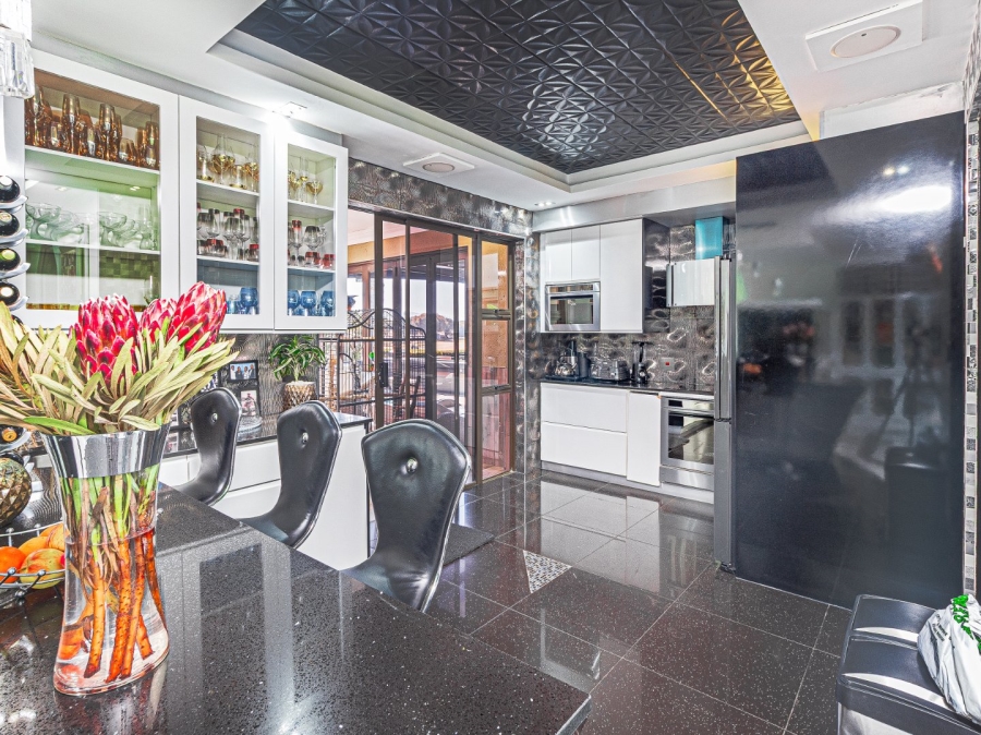 To Let 6 Bedroom Property for Rent in Pecanwood Estate North West